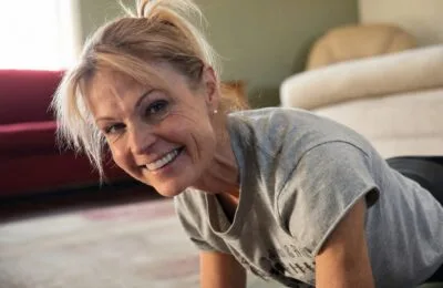 DonnaJean Wilde a făcut plank cinci ore la 61 de ani. Cum se antrenează acasă