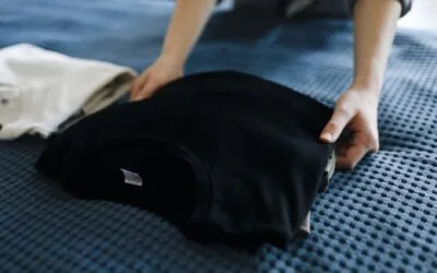 Cum se identifică sursa mirosului neplăcut al hainelor din dulap înainte de a adăuga detergent sau parfum